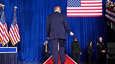 Americký prezident Donald Trump b�hem p�edvolebního shromá�d�ní v Pinnacle Bank...