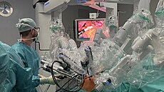Druhý léka� ovládá mimorobotické nástroje, bílá ramena robotu jsou vid�t v...