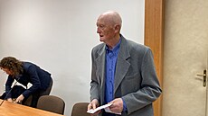 Invalidní d�chodce Karel Sluka u soudu. Je ob�alován z t�kého ublí�ení na...