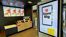 Samoobslu�ný displej v pobo�ce McDonald�s v kalifornském Del Mar (1. dubna 2024)