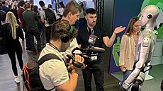 Humanoidní robot na stánku Alzy na Týdnu inovací 2026 (1. �íjna 2026)
