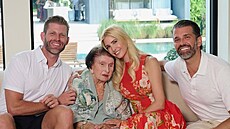 Marie Zelní�ková v Americe na oslav� svých 100. narozenin a její vnou�ata Eric...