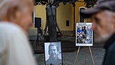 V Hradci Králov�© lid�© vzpom�­nali na Václava Havla sv�­Ä�kami i Ä�etbou