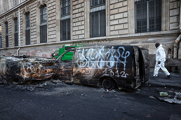 Symbol mezigeneračního hněvu, úmrtní list pro Macrona, komentuje tisk nepokoje