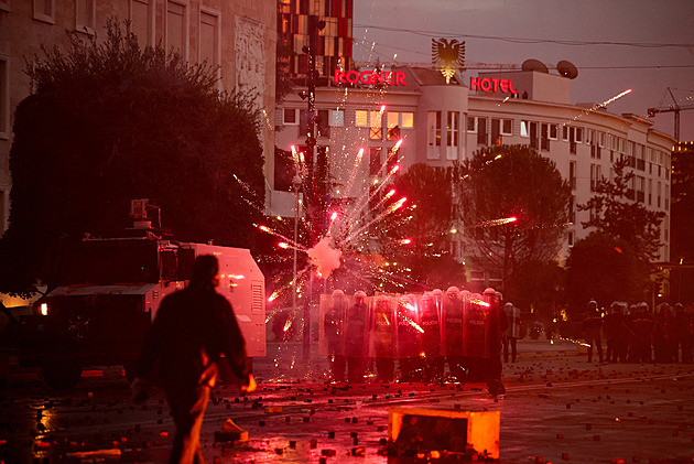 Rozbitá okna a semafory, ministerstvo v ohni. Albánií zmítají studentské protesty