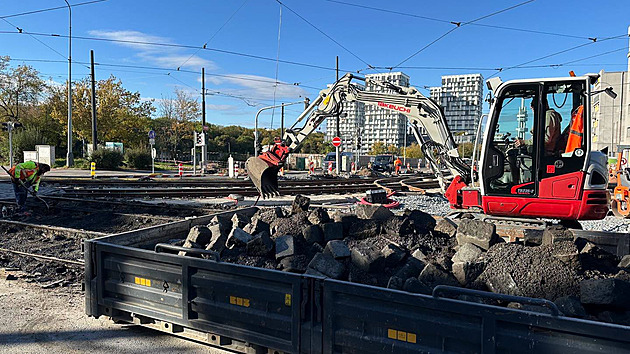 Kolaps dopravy na Ohradě kvůli opravě tramvajové trati. Čekali jsme to, říká radnice