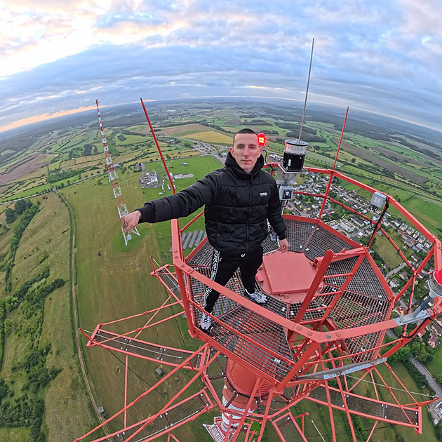 Adrenalin v 355 metrech a tam si pak jen tak viset. Liblice jsou srdcovka, říká lezec