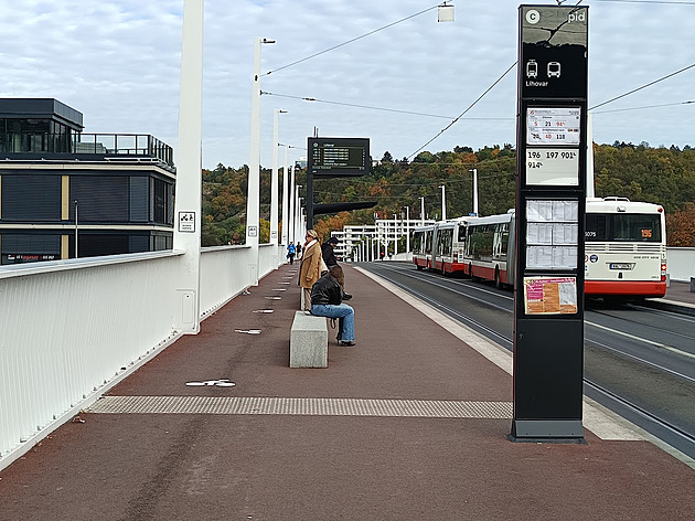 První úprava na Dvoreckém mostě. Piktogramy u zastávek oddělují cyklisty od pěších