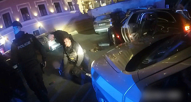 VIDEO: Dvě stě ve městě. Audi jelo v protisměru, prorazilo zátaras a řidič byl pod vlivem drog