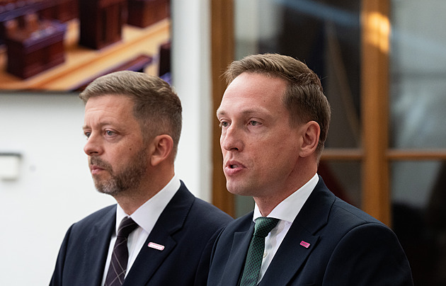 Nová daň pro rafinerie nezvýší ceny pro spotřebitele, říká Schillerová