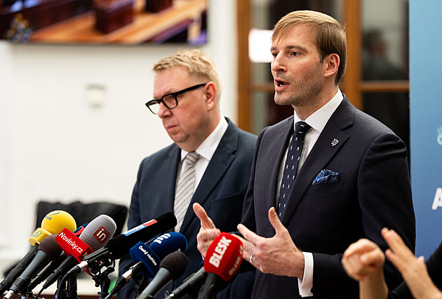 Poslanci jednají o dani pro rafinerie. Nezvýší ceny, ujišťuje Schillerová