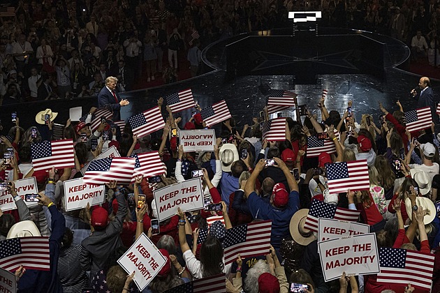 Sázkovým kurzům věří víc než průzkumům. Američané udělali z voleb politické kasino