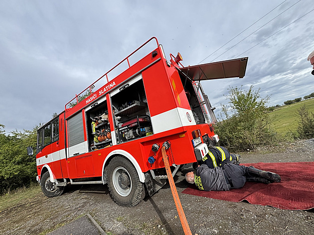Čerpadlo nevydrželo náročný zásah u lesního požáru, hasiči si jej vyměnili sami