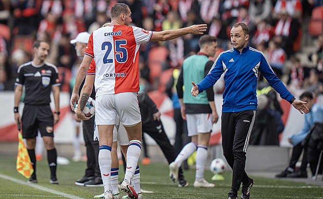 Slavia - Hradec 0:0, málo šancí i střel, pak domácí potopil Chorý, jenž byl vyloučen