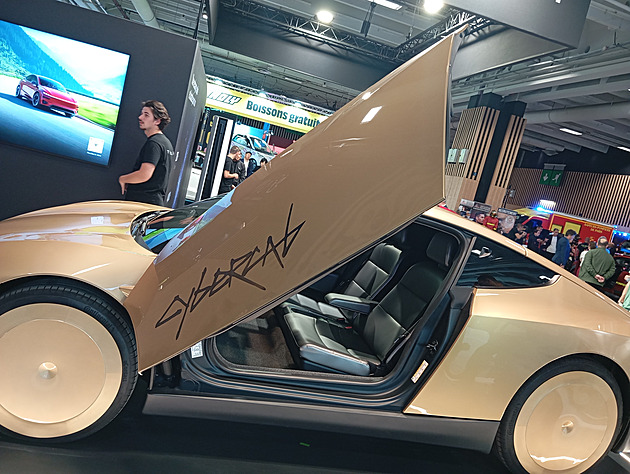Tesla dovezla na autosalon do Paříže auto bez volantu. Prohlédněte si Cybercab