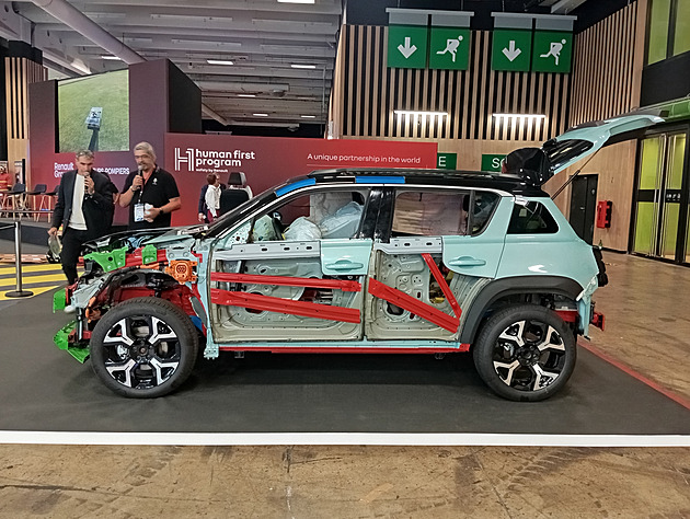 Pod kůži vidíte autům jen na autosalonu. U Renaultu svlékli elektro rozbruskou