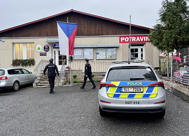 Desítky lidí v ruině. Obci náhle přibyli voliči, policie za to stíhá tři muže