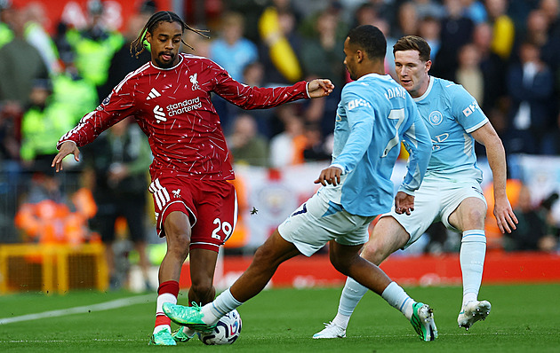 ONLINE: Manchester City hraje ve šlágru na Liverpoolu. Everton remizoval s Hullem