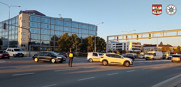 Autoškola pro průjezd Brnem: naučte se příkazy regulovčíků na křižovatce