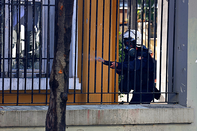 Albánští studenti se dál bouří. Protesty provázely střety s policií