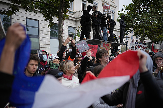 Hořící auta a budovy, slzný plyn i vodní děla. Jak Francii ovládly masivní protesty