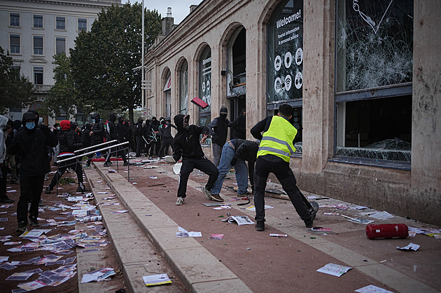 Francie vře. Do ulic vyšlo půl milionu lidí, policejní granát utrhl demonstrantovi ruku