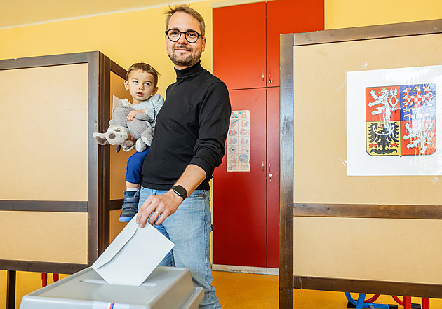 Volby 2026 ONLINE: Češi si vybírají nové senátory. Šéf TOP 09 volil Dvořáka