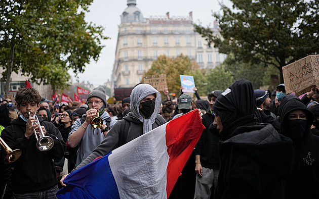Francie vře. Demonstranti pronikli do radnice v Marseille, křičeli hesla o revoluci