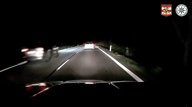Dva řidiči předjížděli přes plnou a do zatáčky, natočila je policejní kamera