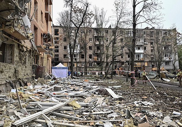 Další těžká noc. Ukrajina sestřelila skoro 300 dronů, hlásí i mrtvé