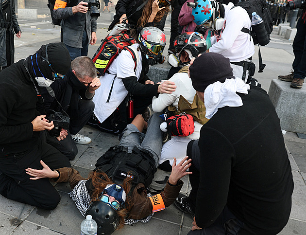 Francie vře. Protestující vyšli do ulic Paříže či Lyonu, policie nasadila slzný plyn