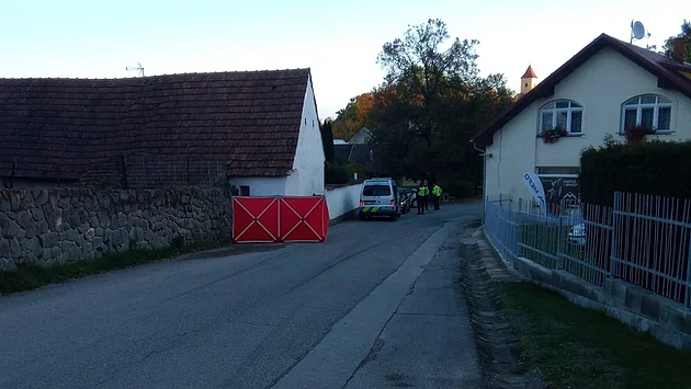 Tragická noční jízda na skateboardu. Muž nepřežil náraz do zdi domu
