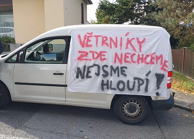 Na T�borsku �e�ili policist� v p�tek nevhodnou agitaci, pravd�podobn� na podporu referenda s vyzdoben�m vozidlem, kter� ale st�lo p��mo p�ed volebn� m�stnost�.