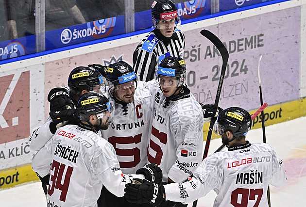 ONLINE: Třinec hraje s Boleslaví, Sparta vede v Plzni. V akci je i Kladno s Kometou
