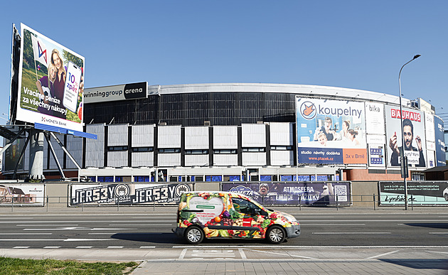 Hala Rondo je zaplevelená reklamou, nezaslouží si to, zlobí se architekt
