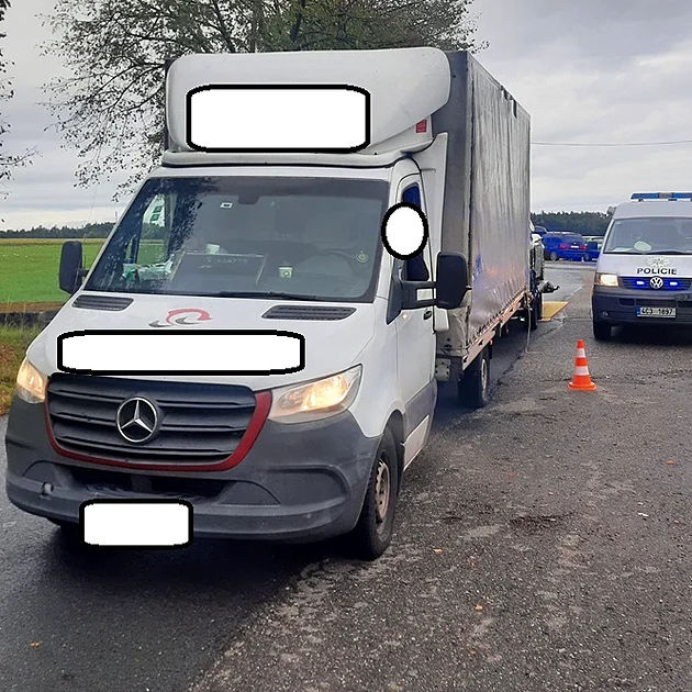 Dodávce chybělo kolo, přesto s ní řidič z Balkánu převážel kontejner a BMW
