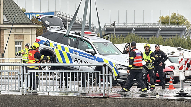 Policie už zná totožnost běžce, který po nehodě skočil do Vltavy a zachraňoval. Poděkuje mu