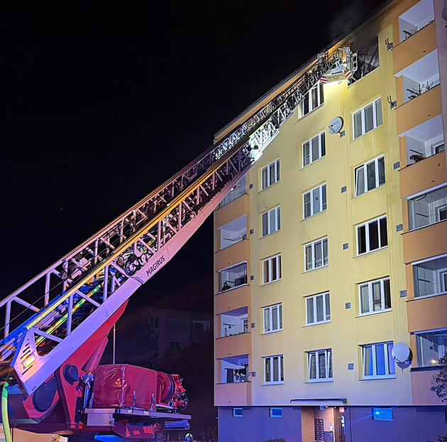 Požár bytu v Požární ulici. V Karlových Varech zasahovalo osm jednotek hasičů