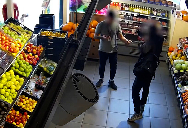 „Mám tě pobodat?“ Drobná krádež se zvrtla, zloděj vytáhl na ochranku nůž