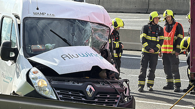 Hromadná nehoda zkomplikovala dopravu na příjezdu do Prahy. Hasiči museli vyprošťovat