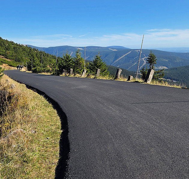 Bez kostek a výmolů. Asfaltka na Zlaté návrší těší cyklisty, jiné zlobí