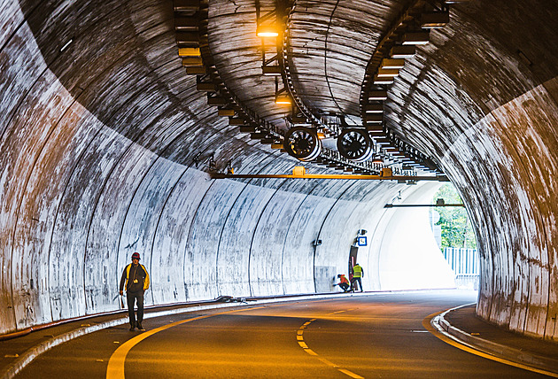 Uvnitř zavřeného tunelu, kvůli němuž stojí doprava v Brně. Na opravu je nejvyšší čas