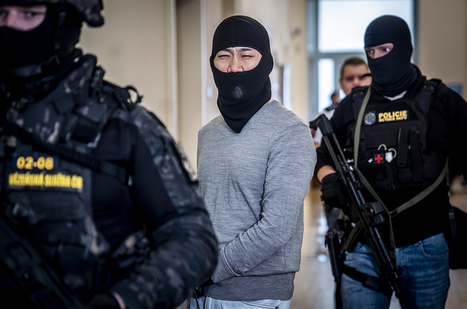 Omezují naše práva, tvrdí obhájce. Soud s Číňanem viněným ze špionáže se komplikuje | Česko