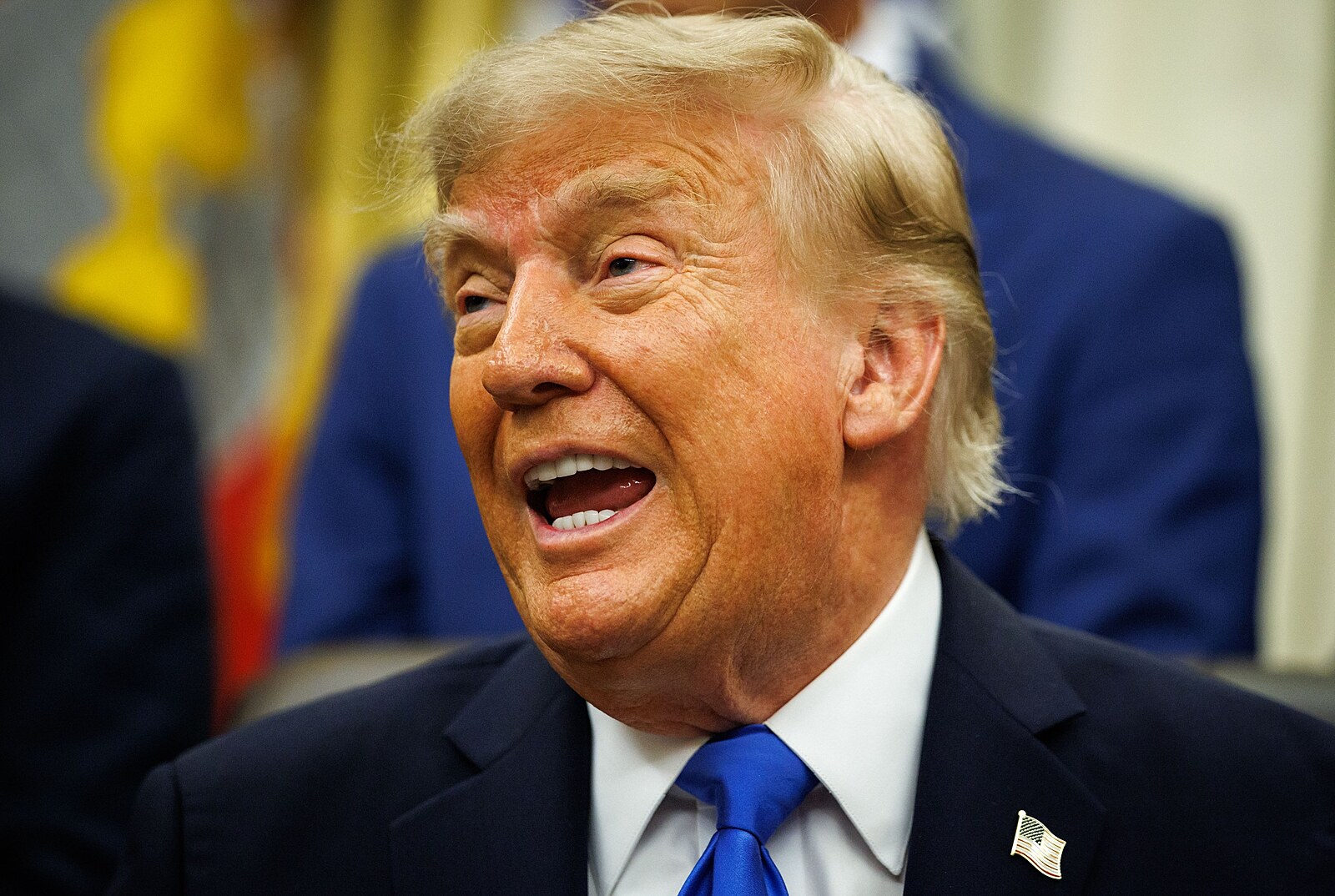 Trump odhalil tajemství své legendární oranžové tváře. Přiznal, že se líčí sám