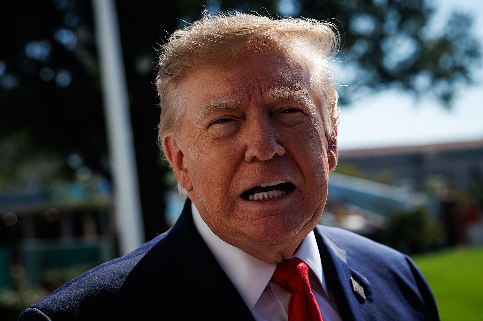 Třístranná schůzka s Putinem a Siem? Ano, řekl Trump a opět útočil na Zelenského