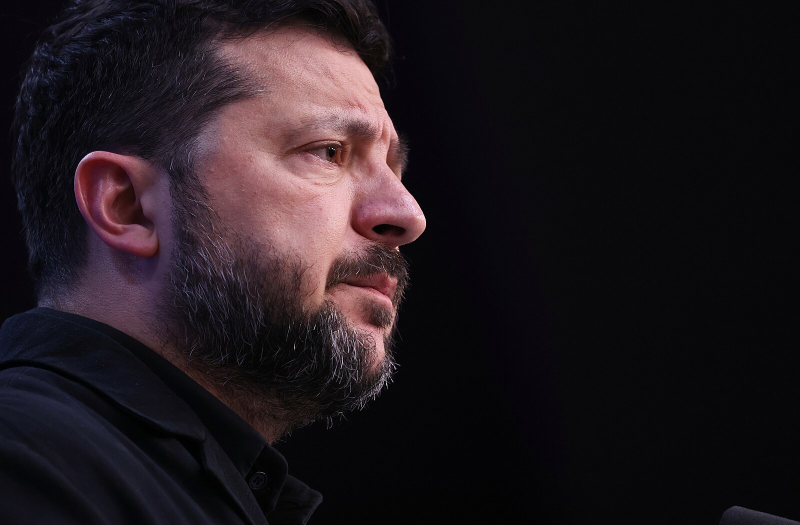 Odměny pro Putina ho jen povzbuzují k útokům, reaguje Zelenskyj na Trumpovo pozastavení sankcí