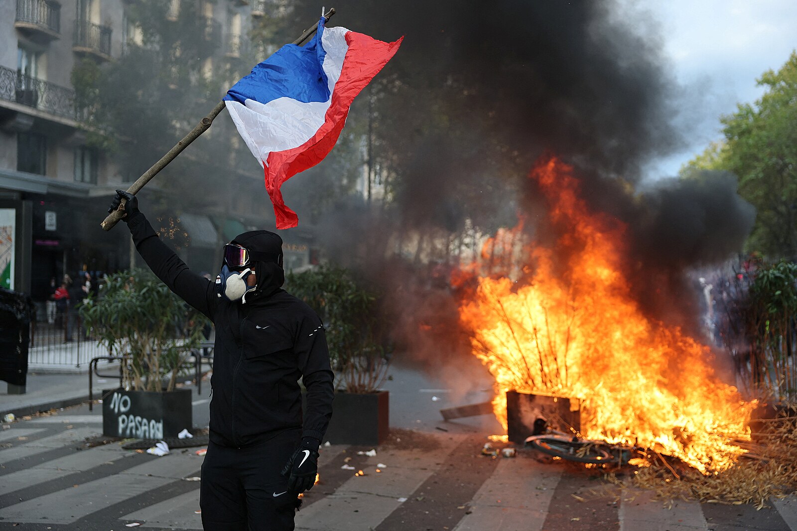Ministerstvo zahraničí doporučilo Čechům ve Francii vyhýbat se demonstracím