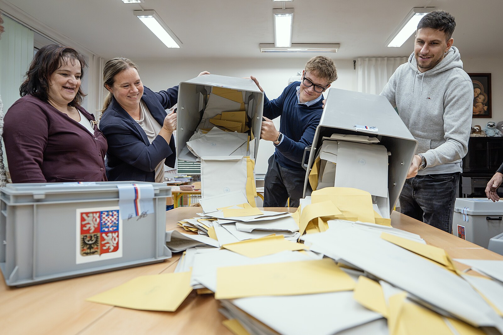 Volby 2026 ONLINE: místnosti se otevřely. Lidé vybírají nové senátory