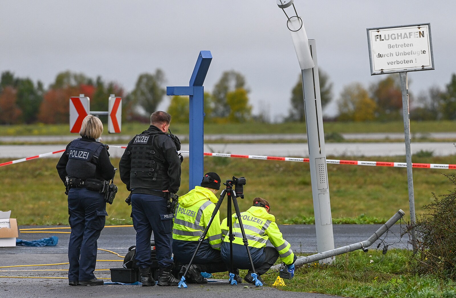 Trénovali jsme na autoškolu. K proražení plotu na letišti v Lipsku se přiznali Syřané