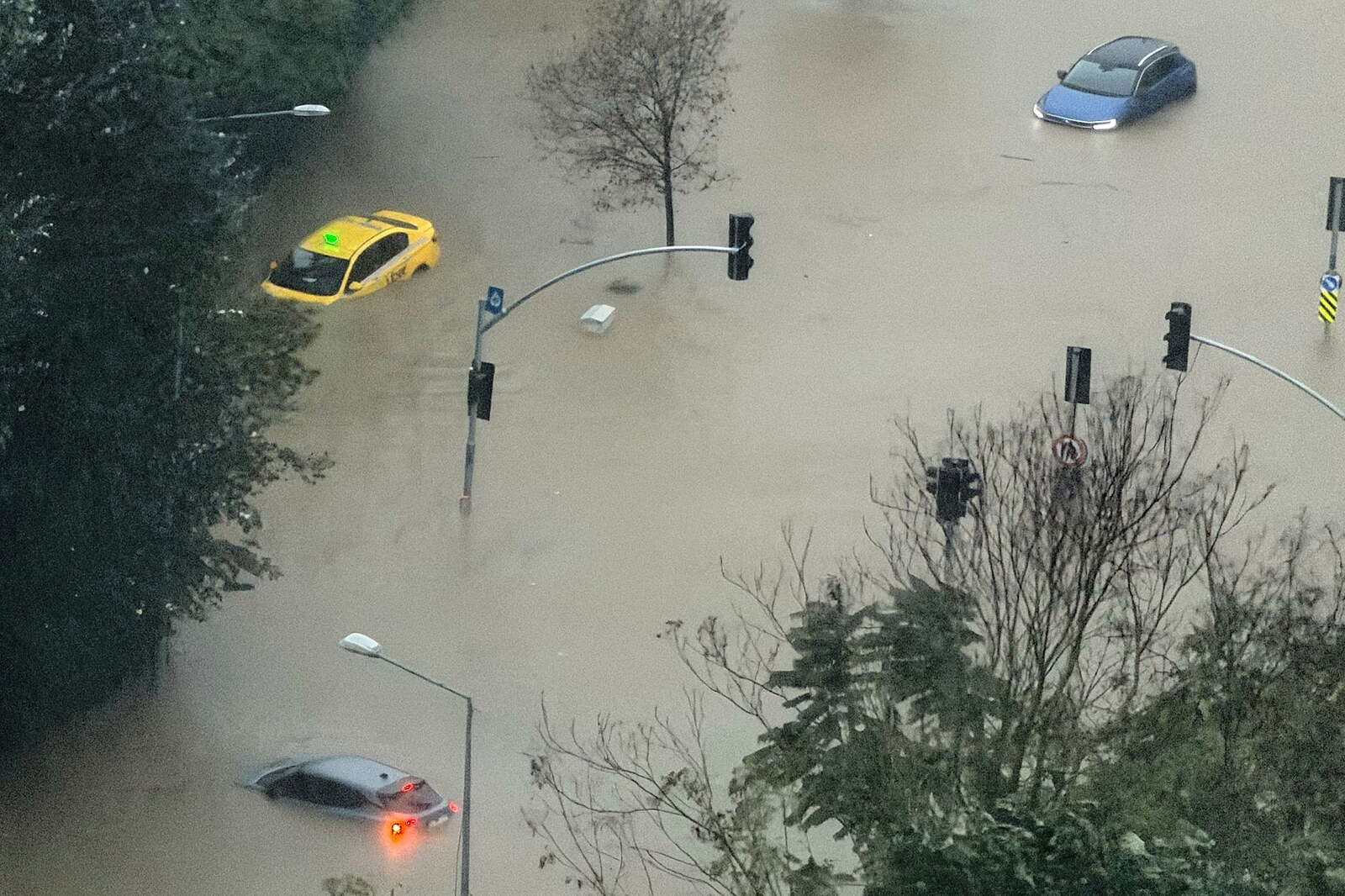 Istanbul po silných deštích zasáhly povodně, nejméně dva lidé zemřeli